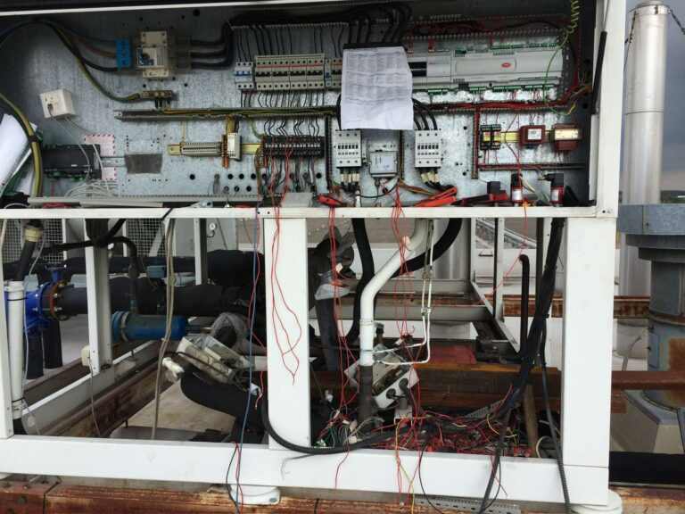 A meghibásodott rendszer javítása munka közben