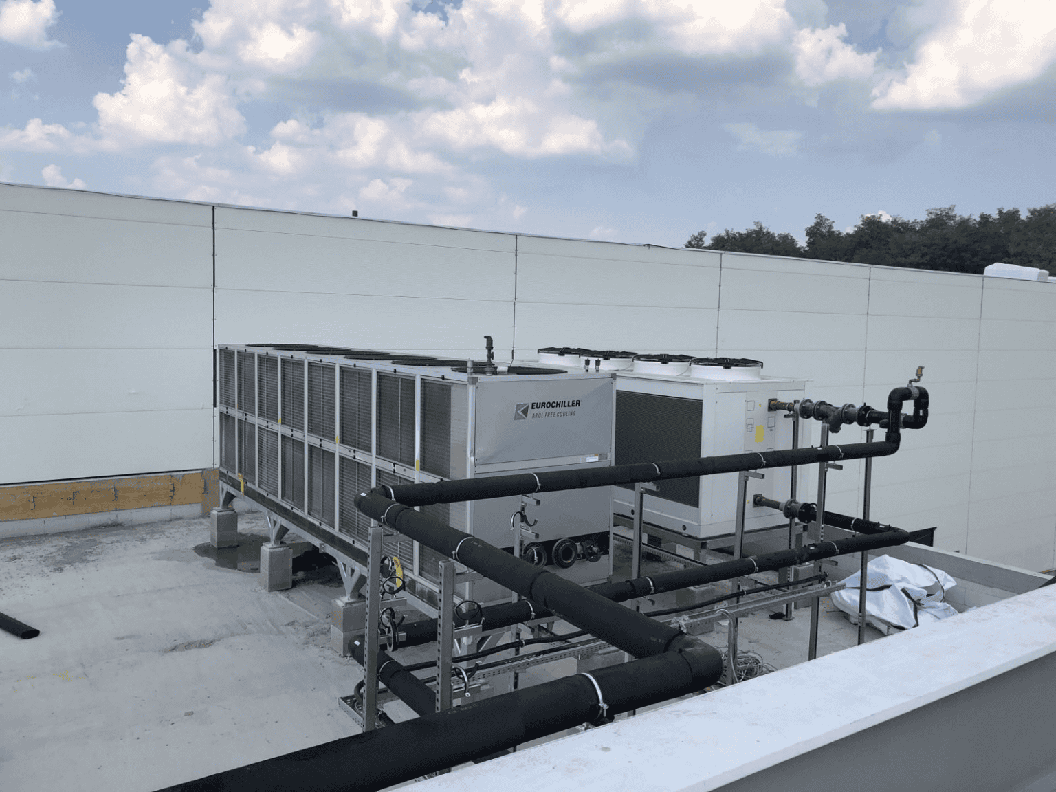 Folyadékhűtő telepítése tetőn történő elhelyezéssel