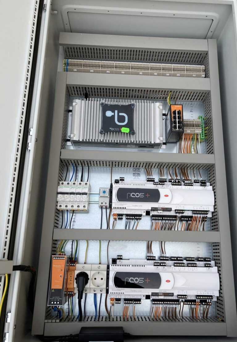 Két PCO + és egy Boss Mini berendezésel gyártott automatika és adatgyűjtő villamos szekrény (2)