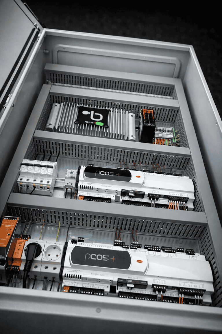 Két PCO + és egy Boss Mini berendezésel gyártott automatika és adatgyűjtő villamos szekrény